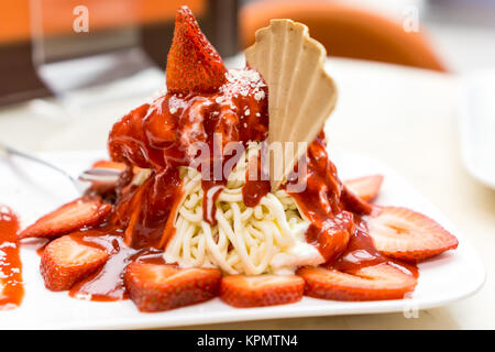 Deutsche Eis gebildet, um wie ein Teller Spaghetti aussehen Stockfoto