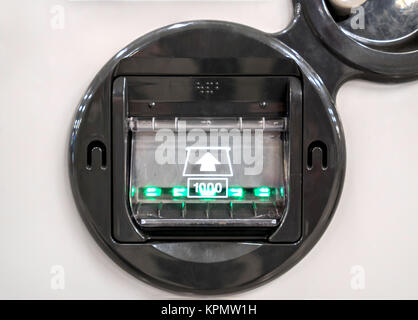 Getränkeautomat Banknote einfügen Stockfoto