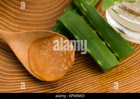 Aloe Vera Saft mit frischen Blättern Stockfoto