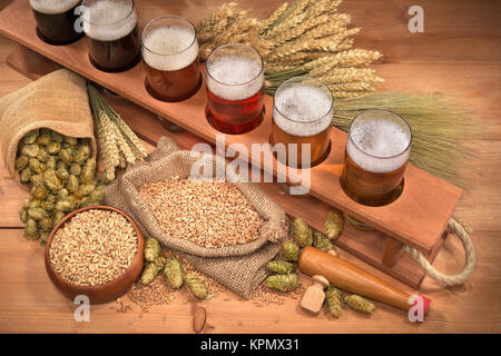 Bier Träger mit Bier Gläser Stockfoto