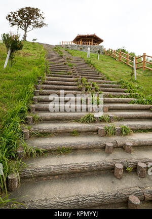 Holztreppe auf alten Damm Stockfoto
