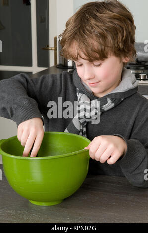 Junge macht den Teig für die Kuchen Stockfoto