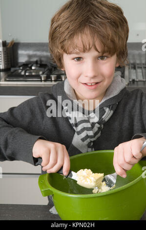 Junge macht den Teig für die Kuchen Stockfoto