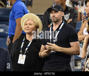 FLUSHING NY-SEPTEMBER 04: Hugh Jackman, Deborra-Lee Furness Tag elf der 2014 US Open am USTA Billie Jean King National Tennis Center am 4. September 2014 in der Nähe der Queens Borough von New York City. Personen: Hugh Jackman, Deborra-Lee Furness Stockfoto