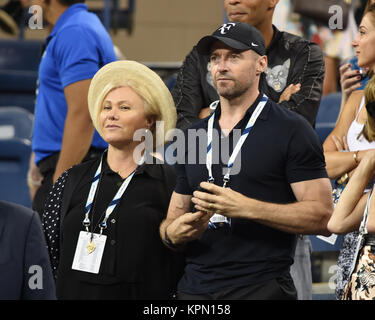 FLUSHING NY-SEPTEMBER 04: Hugh Jackman, Deborra-Lee Furness Tag elf der 2014 US Open am USTA Billie Jean King National Tennis Center am 4. September 2014 in der Nähe der Queens Borough von New York City. Personen: Hugh Jackman, Deborra-Lee Furness Stockfoto