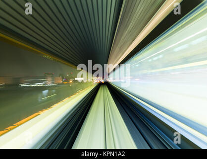 Automatisierte Tokio Reiseführer-Wege Zug (Yurikamome) in der Nacht Stockfoto