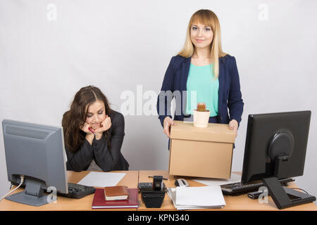 Angestellter im Büro hält gerne Dinge schließen traurige Kollegin Stockfoto