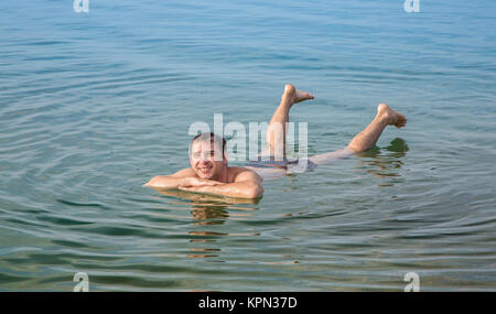 Man schwebt im Toten Meer, Jordanien Stockfoto