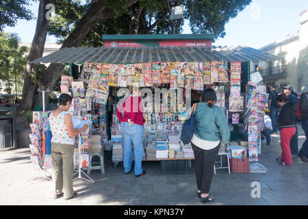 OAXACA, MEXIKO - Januar 25, 2015: DIE MENSCHEN UM EIN MAGAZIN STAND IN HAUPTPLATZ WÄHREND DES TAGES. Stockfoto