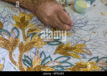 Meister machen künstlerische Mosaiken. Mosaik in Jordanien Stockfoto