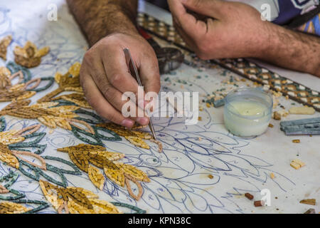 Meister machen künstlerische Mosaiken. Mosaik in Jordanien Stockfoto