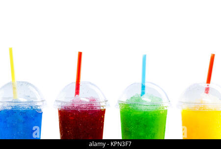 Close Up Still Life von gefrorenem Obst Granita Slush Drinks in Kunststoff nehmen Sie den Becher mit Deckel und Trinkhalme arrangiert in Reihe vor weißem Hintergrund mit Kopie Raum Stockfoto