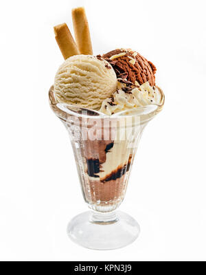 Schokolade und Vanille Eisbecher in einem hohen Glas mit Mutter Stücke und mit gewalzten Wafer eingerichtet Stockfoto
