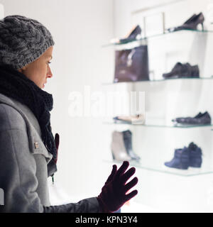 Frau Schaufensterbummel. Stockfoto