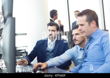 Business-Team arbeitet in der Unternehmenszentrale. Stockfoto