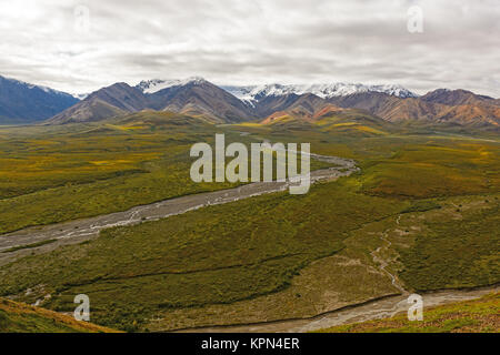 Die bunten Berge oberhalb einer Tundra Tal Stockfoto
