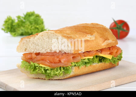 Überstieg Baguette mit Lachs Fisch Stockfoto