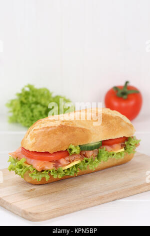 Sandwich baguette belegt mit Lachs Fisch und Kopie Raum Stockfoto