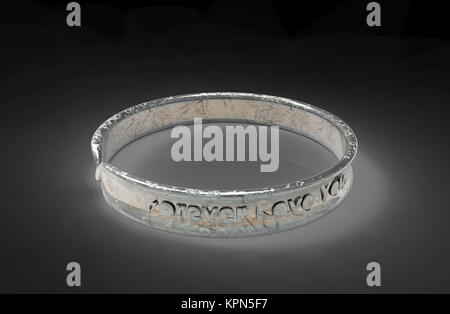 3D-Render von goldenen Ringe mit klaren Hintergrund Farbe Stockfoto