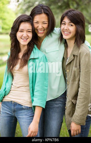 Asiatische Mutter Lachen und huging ihre Kinder. Stockfoto