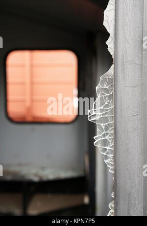 Zerstörte Fenster der Eisenbahnwagen Stockfoto