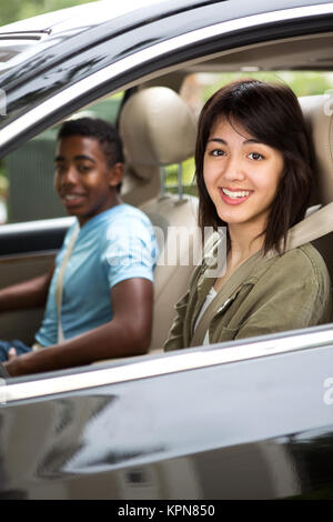 Zwei Teenager Freunde fahren. Stockfoto