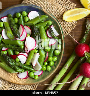 Radieschen Spargel und Erbsen Salat Stockfoto