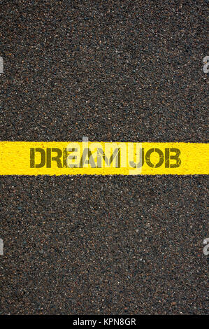 Fahrbahnmarkierung gelbe Linie mit Worten TRAUMJOB Stockfoto