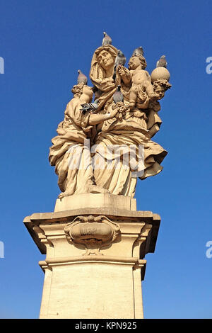 Statue der Hl. Anna mit dem Jesuskind (durch Matej Vaclav Jackel) auf der Nordseite von der Karlsbrücke, Prag, Tschechien, Osteuropa. Stockfoto