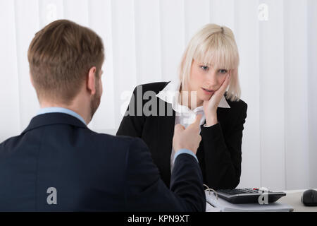 Chef Schuld weibliche Mitarbeiter für schlechte Ergebnisse Stockfoto