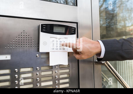 Nahaufnahme der Unternehmer die Eingabe von Code in Sicherheit System Stockfoto