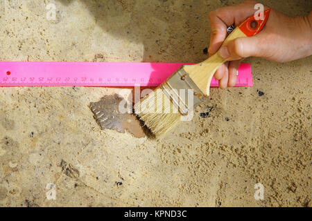 Eine archäologische Fund ist ein Fragment aus einem Tontopf. Die frühe Eisenzeit Stockfoto