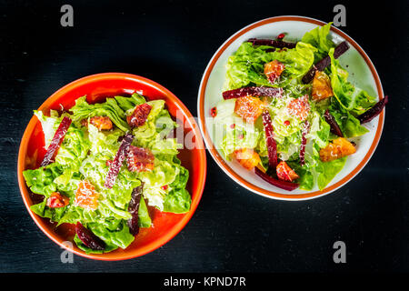 Zwei Platten von Rote Bete und blutorangen Salat Stockfoto