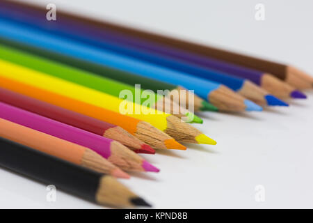 Buntstifte layed heraus in einer Linie auf einem weißen Hintergrund Stockfoto