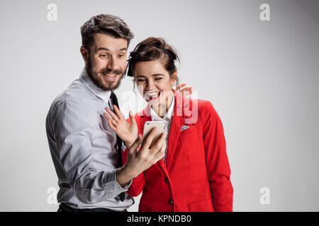 Zwei Kollegen Freunde nehmen Selfie mit Telefon-Kamera Stockfoto