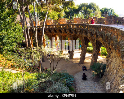 Steinerne Säulen, die den Weg in den Park Guell - Barcelona, Katalonien, Spanien Stockfoto