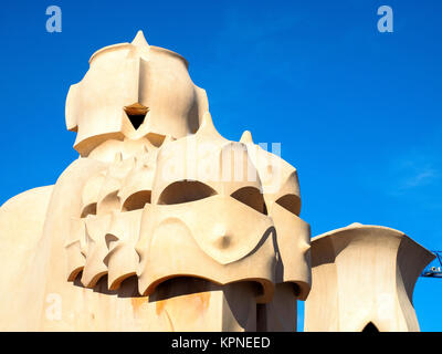 Schornsteine auf dem Dach der Casa Milà "La Pedrera, von dem katalanischen Architekten Antoni Gaudi - Barcelona, Spanien. Stockfoto