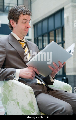 Laptop Lesen Stockfoto