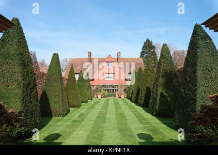 Gestreiften Rasen und eingerastet Eiben The Old Vicarage Kunst und Handwerk Haus bei East Ruston Norfolk Stockfoto