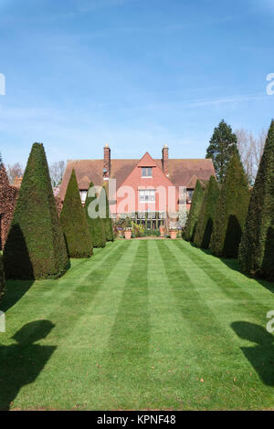 Gestreiften Rasen und eingerastet Eiben The Old Vicarage Kunst und Handwerk Haus bei East Ruston Norfolk Stockfoto