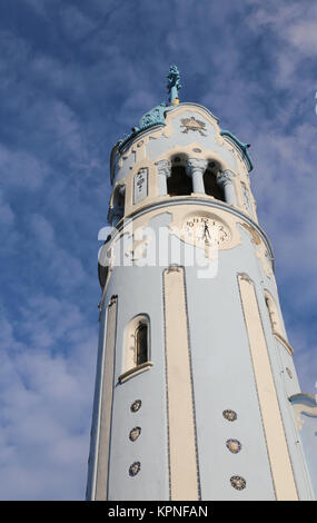 Bratislava, Slowakei - 18. August 2016: Kirchturm der Kirche St. Elisabeth, die allgemein als Blaue Kirche bekannt Stockfoto