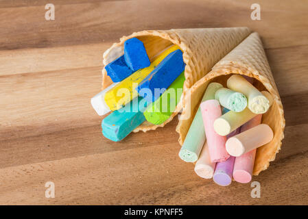 Pastellkreideblöckchen in der Wafer Kegel Stockfoto