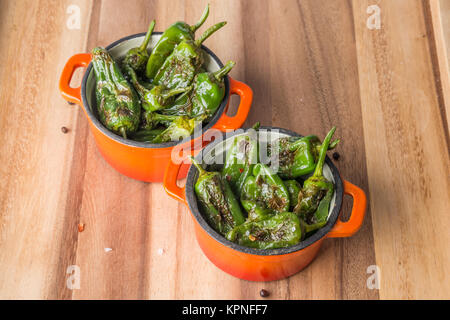 Gebratene padron Paprika in casserols Stockfoto