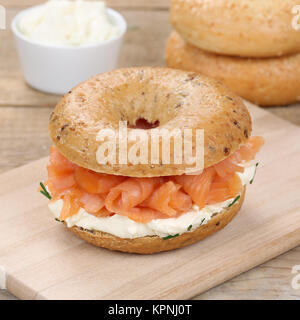 Gesunde Ernährung bagel Brötchen Sandwiches zum Frühstück überstieg mit Lachs Fisch Stockfoto