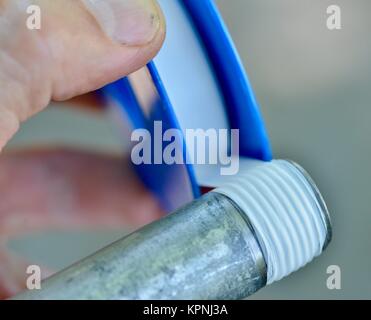 Schritt für Schritt Reihe auf Festlegung Bewässerungsrohre für ein Haus Garten, mit 19 mm polypipe, Townsville, Queensland, Australien Stockfoto