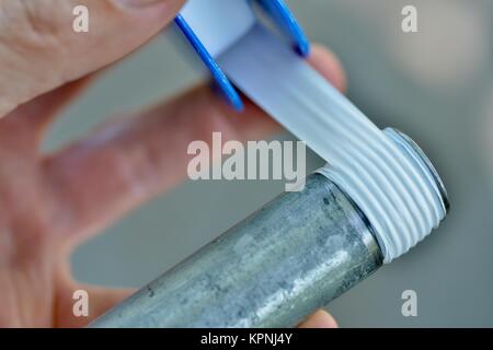 Schritt für Schritt Reihe auf Festlegung Bewässerungsrohre für ein Haus Garten, mit 19 mm polypipe, Townsville, Queensland, Australien Stockfoto