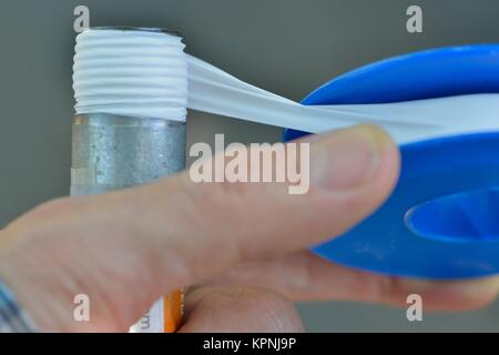 Schritt für Schritt Reihe auf Festlegung Bewässerungsrohre für ein Haus Garten, mit 19 mm polypipe, Townsville, Queensland, Australien Stockfoto