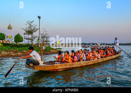 PAYAO, THAILAND - 14. FEBRUAR 2014: Buddhisten auf Boote mit Kerzen und Blumen Parade um buddhistische Tempel auf der Insel Payao See für Buddhistische ce Stockfoto