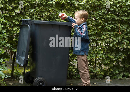 Junge Trashing ein Kann Stockfoto