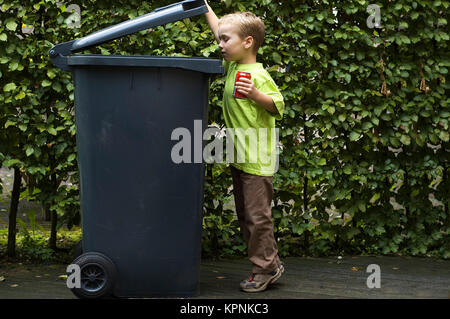 Junge Trashing ein Kann Stockfoto